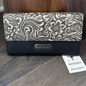 American Bison Genuine Tooled Leather, 6 card,checks, 2 zip coin,snap top